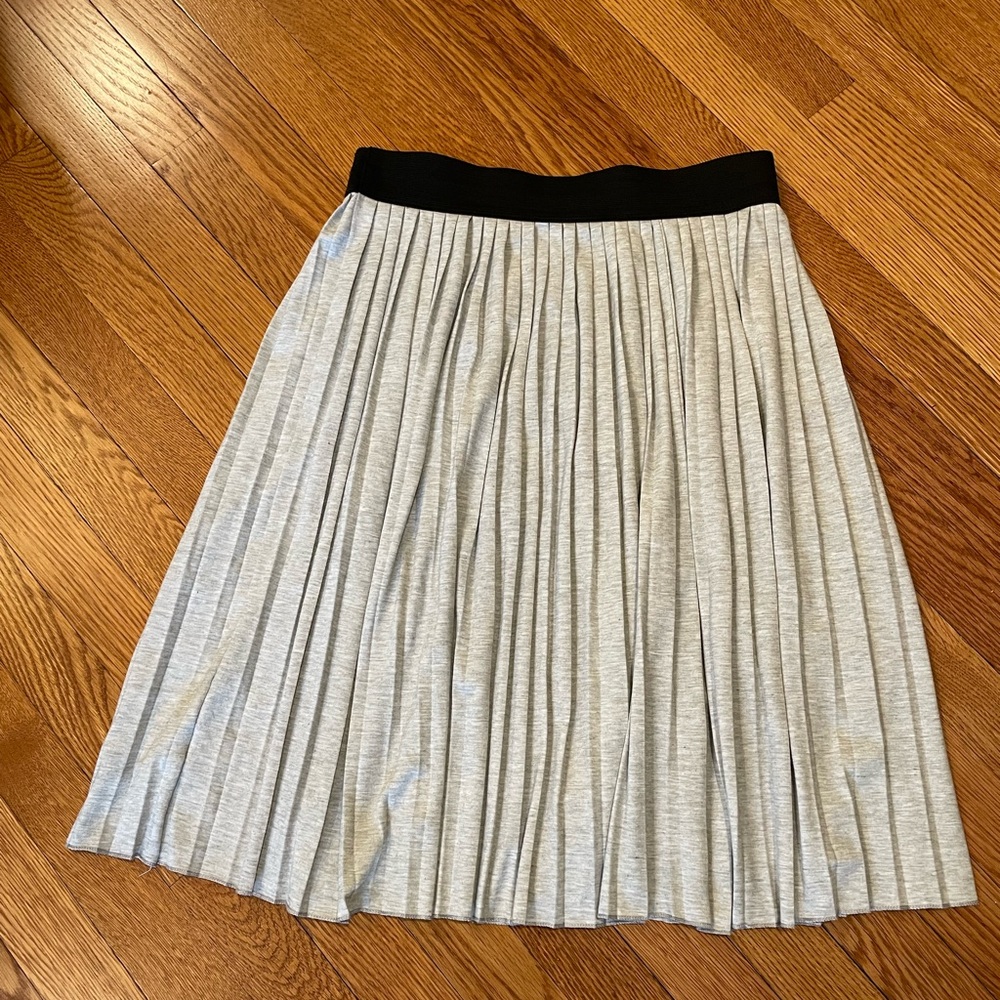 Soft, jersey-knit heather-grey pleated skirt